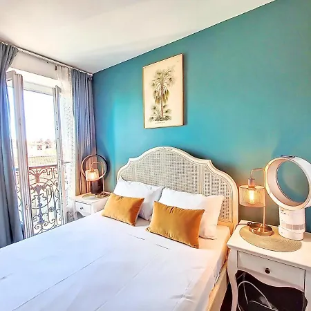 Nestor&jeeves - Chaise Bleue - - Near *